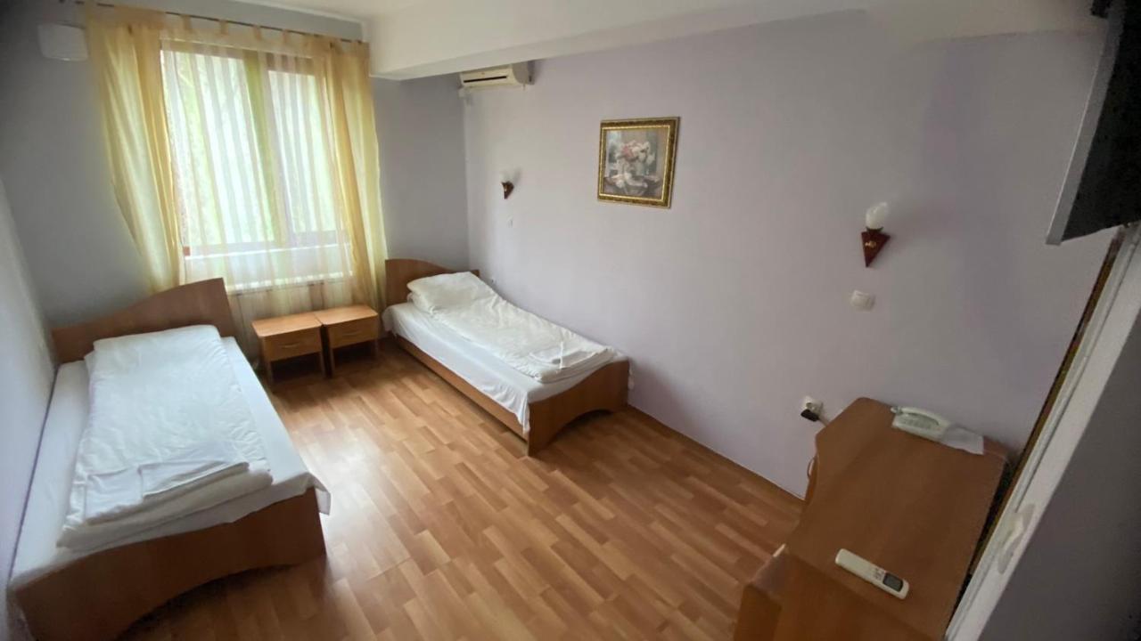 Хотел Галина Палас Srem Exterior foto